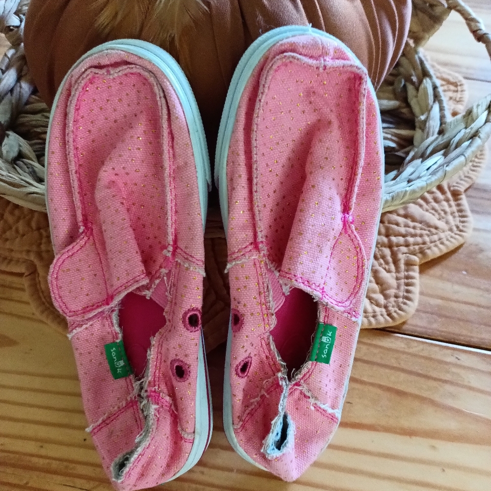 Girls sanuk flats